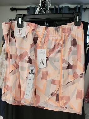 Xersion Peach, Taupe & Gray Geometric Athletic Short